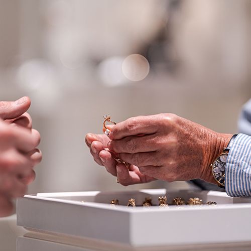 En mand der får råd om-eller vist nogle forlovelsesringe af en ansat fra Aveny i Ishøj.